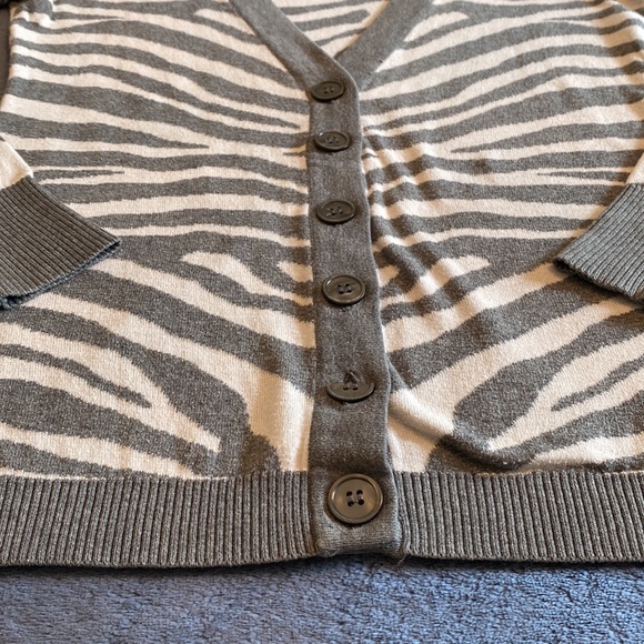 Express Gray White Zebra Print V-Neck Buttoned Cardigan - Picture 4 of 10